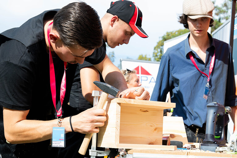 Am Tischlerstand beim Aktionstag zur Berufsorientierung: Tag des Handwerks am 20. September 2025 im Mellowpark Berlin