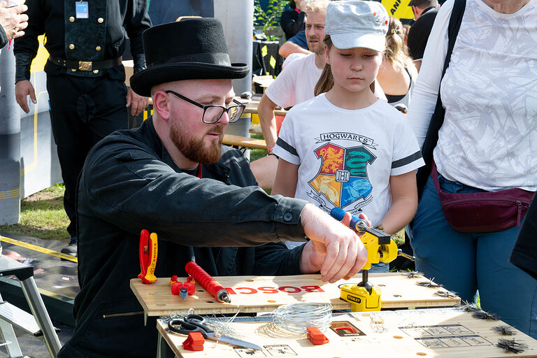 Ein Junge am Schornsteinfegerstand am Tag des Handwerks am 20. September 2025 im Mellowpark Berlin