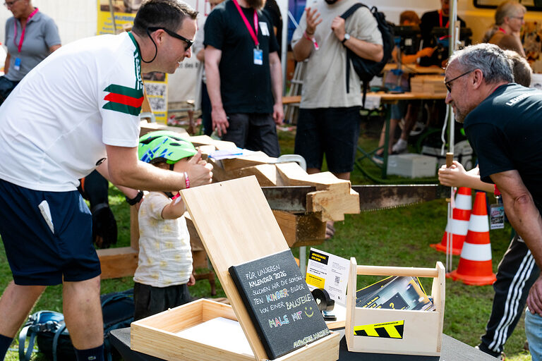 Ein kleiner Junge beim Sägen beim Aktionstag zur Berufsorientierung: Tag des Handwerks am 20. September 2025 im Mellowpark Berlin