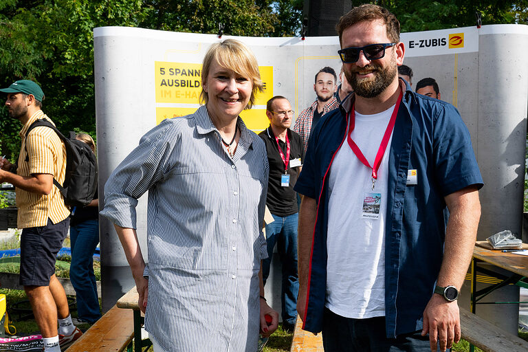 Handwerkskammerpräsidentin Carola Zarth mit einem Besucher am Tag des Handwerks am 20. September 2025 im Mellowpark Berlin