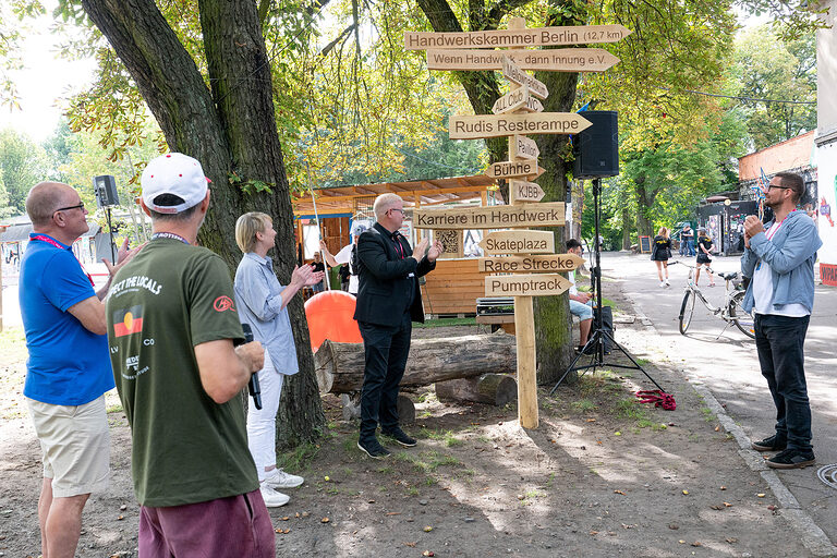 Organisatoren bei der Schildereinweihung beim Tag des Handwerks am 20. September 2025 im Mellowpark Berlin