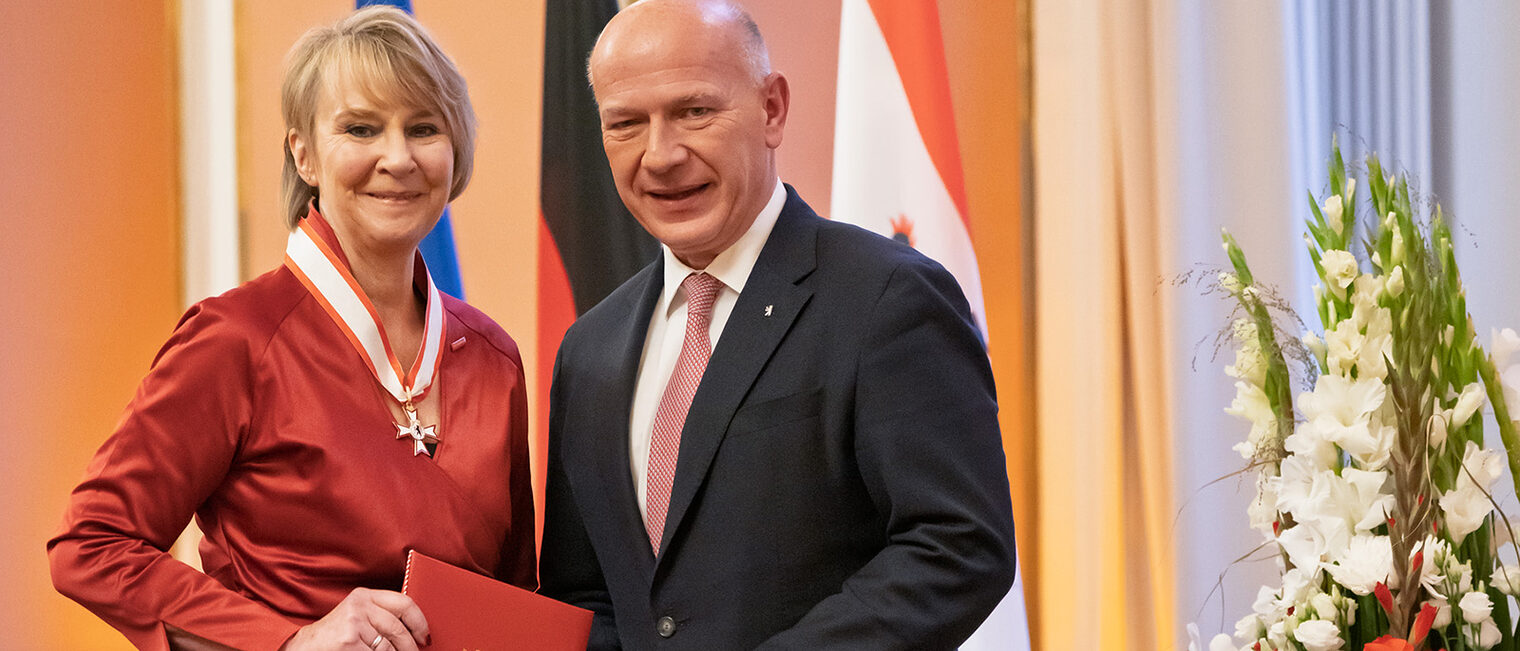 Berlins Bürgermeister Kai Wegner verleiht Carola Zarth, Präsidentin der Handwerkskammer Berlin, den Verdienstorden des Landes Berlin.