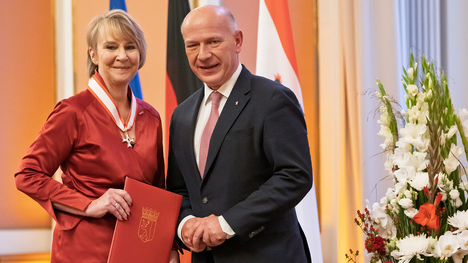 Berlins Bürgermeister Kai Wegner verleiht Carola Zarth, Präsidentin der Handwerkskammer Berlin, den Verdienstorden des Landes Berlin.