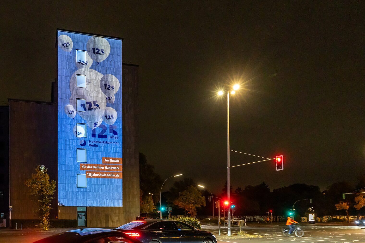 Beleuchtete Gebäudefassade der Handwerkskammer Berlin beim Festival of Lights 2025