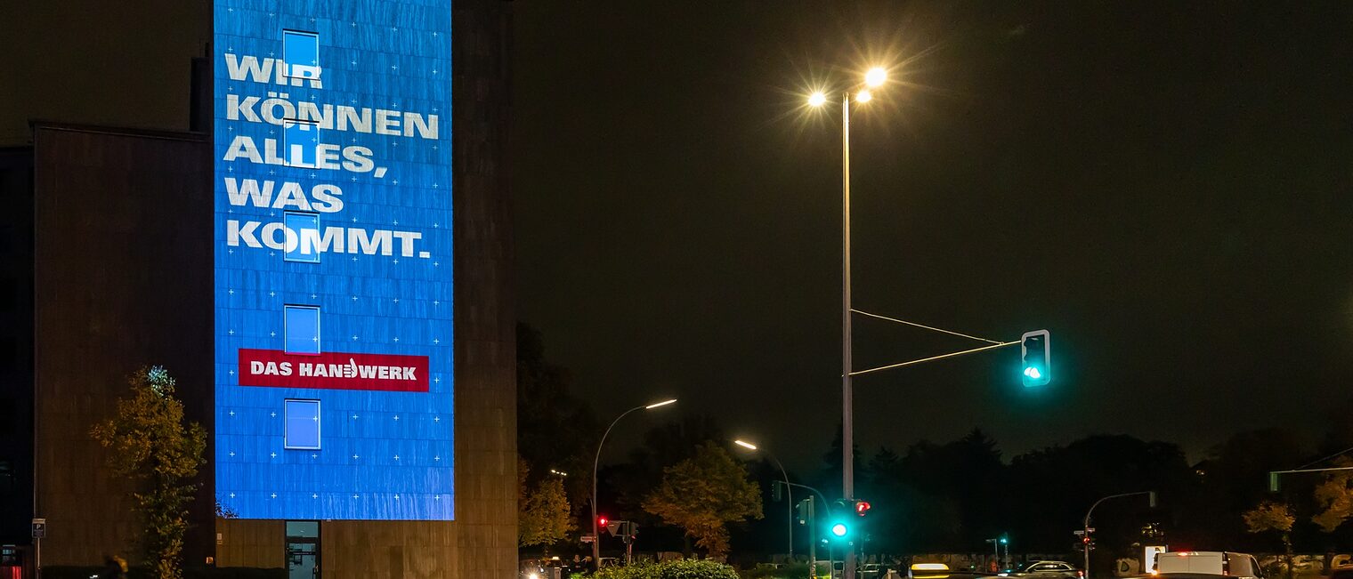 Beleuchtete Gebäudefassade der Handwerkskammer Berlin beim Festival of Lights 2025