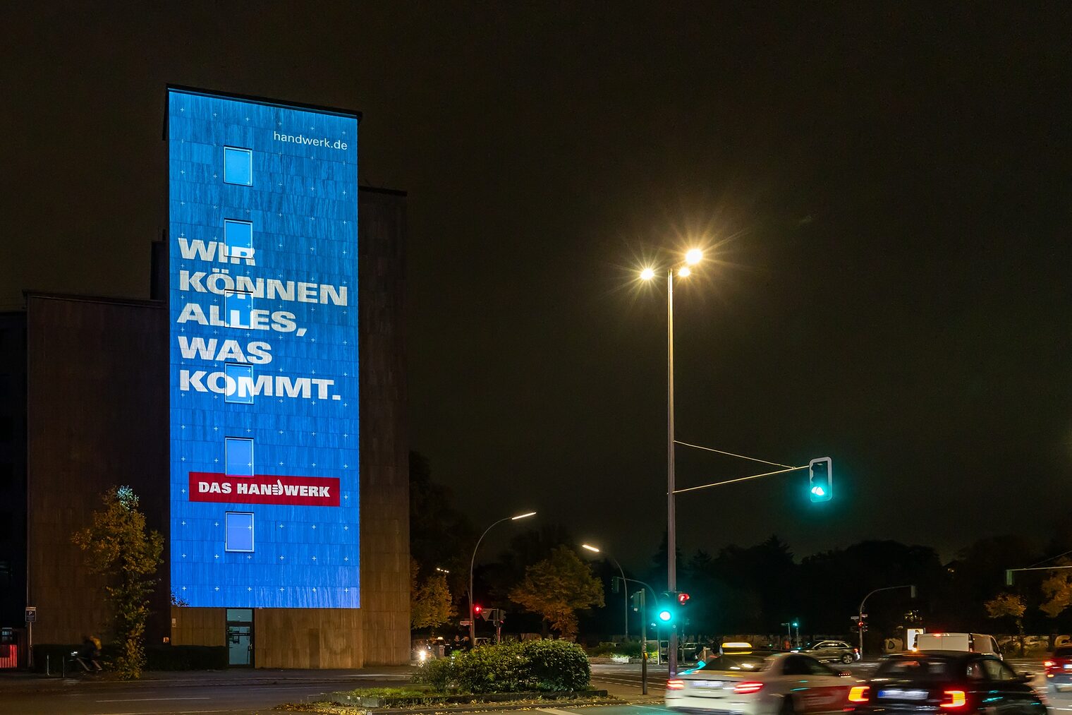 Beleuchtete Gebäudefassade der Handwerkskammer Berlin beim Festival of Lights 2025