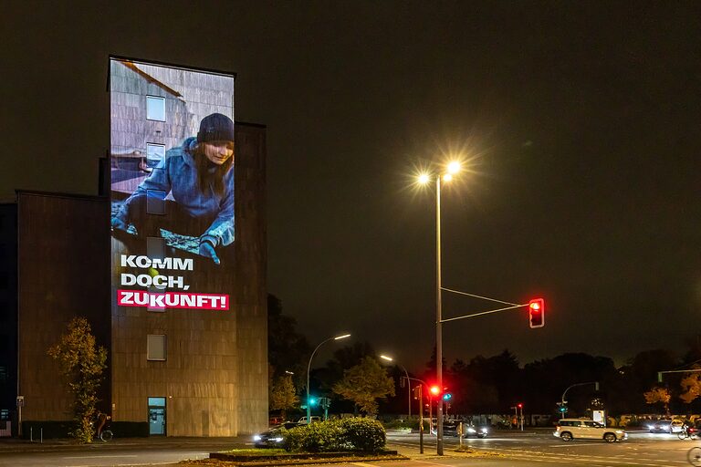 Beleuchtete Gebäudefassade der Handwerkskammer Berlin beim Festival of Lights 2025