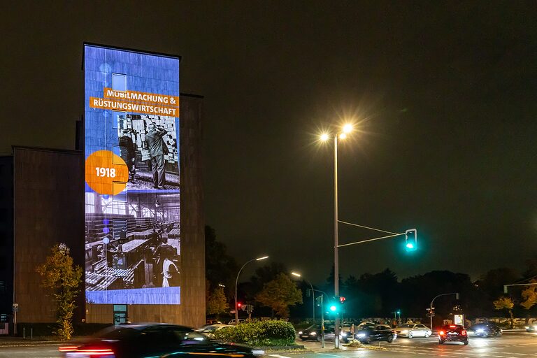 Beleuchtete Gebäudefassade der Handwerkskammer Berlin beim Festival of Lights 2025