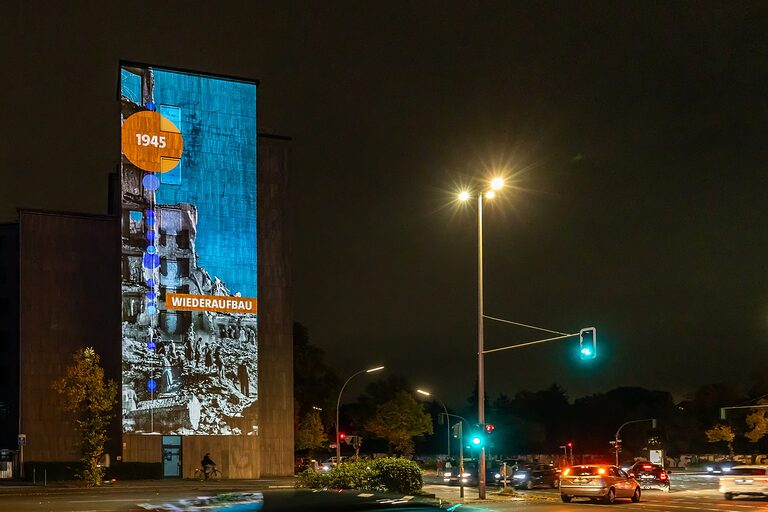 Beleuchtete Gebäudefassade der Handwerkskammer Berlin beim Festival of Lights 2025