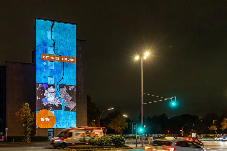 Beleuchtete Gebäudefassade der Handwerkskammer Berlin beim Festival of Lights 2025