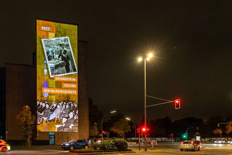 Beleuchtete Gebäudefassade der Handwerkskammer Berlin beim Festival of Lights 2025