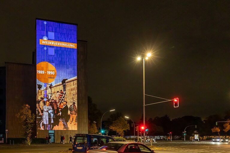 Beleuchtete Gebäudefassade der Handwerkskammer Berlin beim Festival of Lights 2025