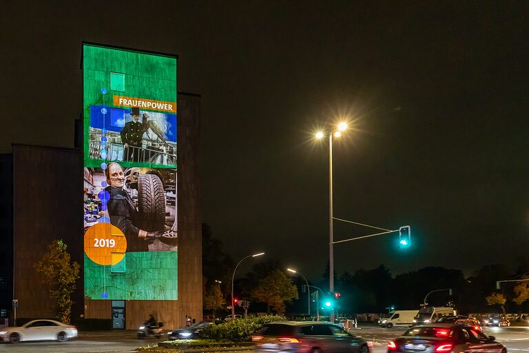 Beleuchtete Gebäudefassade der Handwerkskammer Berlin beim Festival of Lights 2025