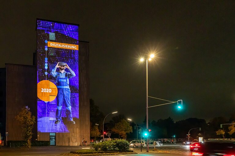 Beleuchtete Gebäudefassade der Handwerkskammer Berlin beim Festival of Lights 2025