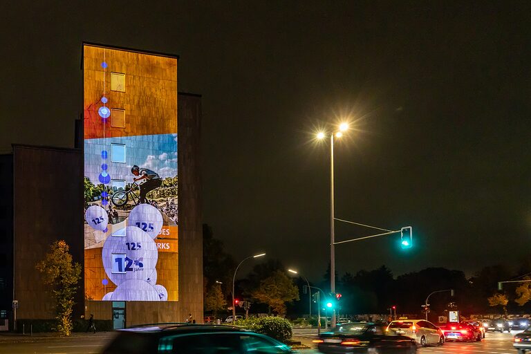 Beleuchtete Gebäudefassade der Handwerkskammer Berlin beim Festival of Lights 2025