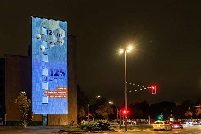 Beleuchtete Gebäudefassade der Handwerkskammer Berlin beim Festival of Lights 2025