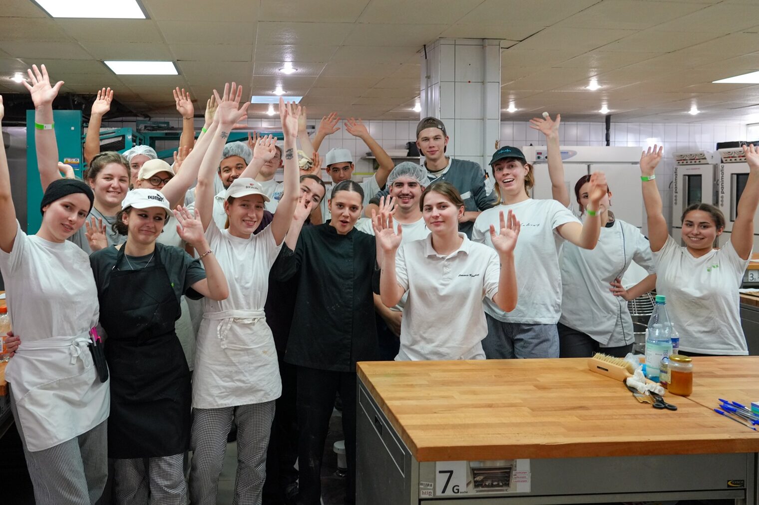 Französische und deutsche Bäcker-Auszubildende in einer Bäckerei