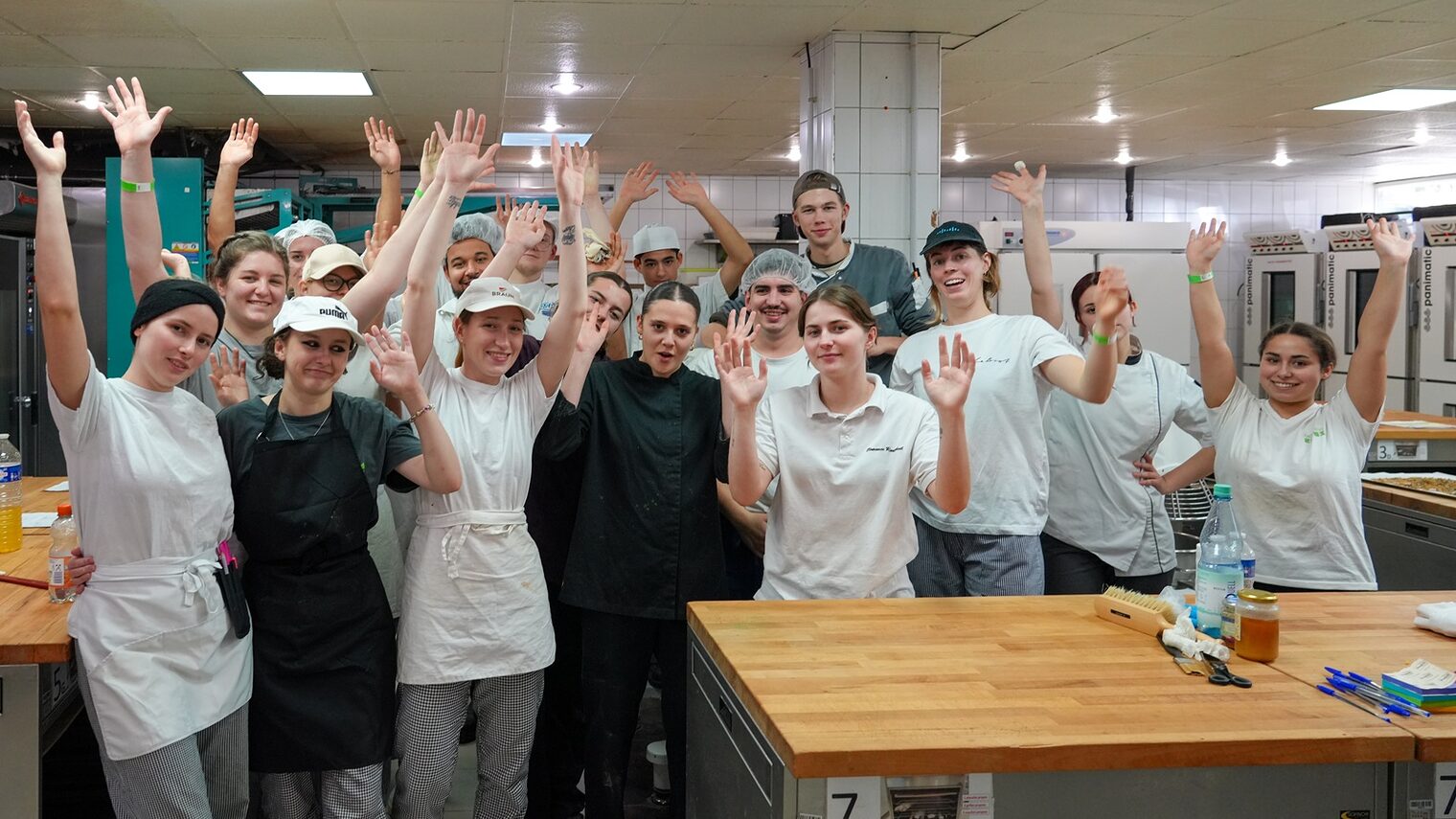 Französische und deutsche Bäcker-Auszubildende in einer Bäckerei