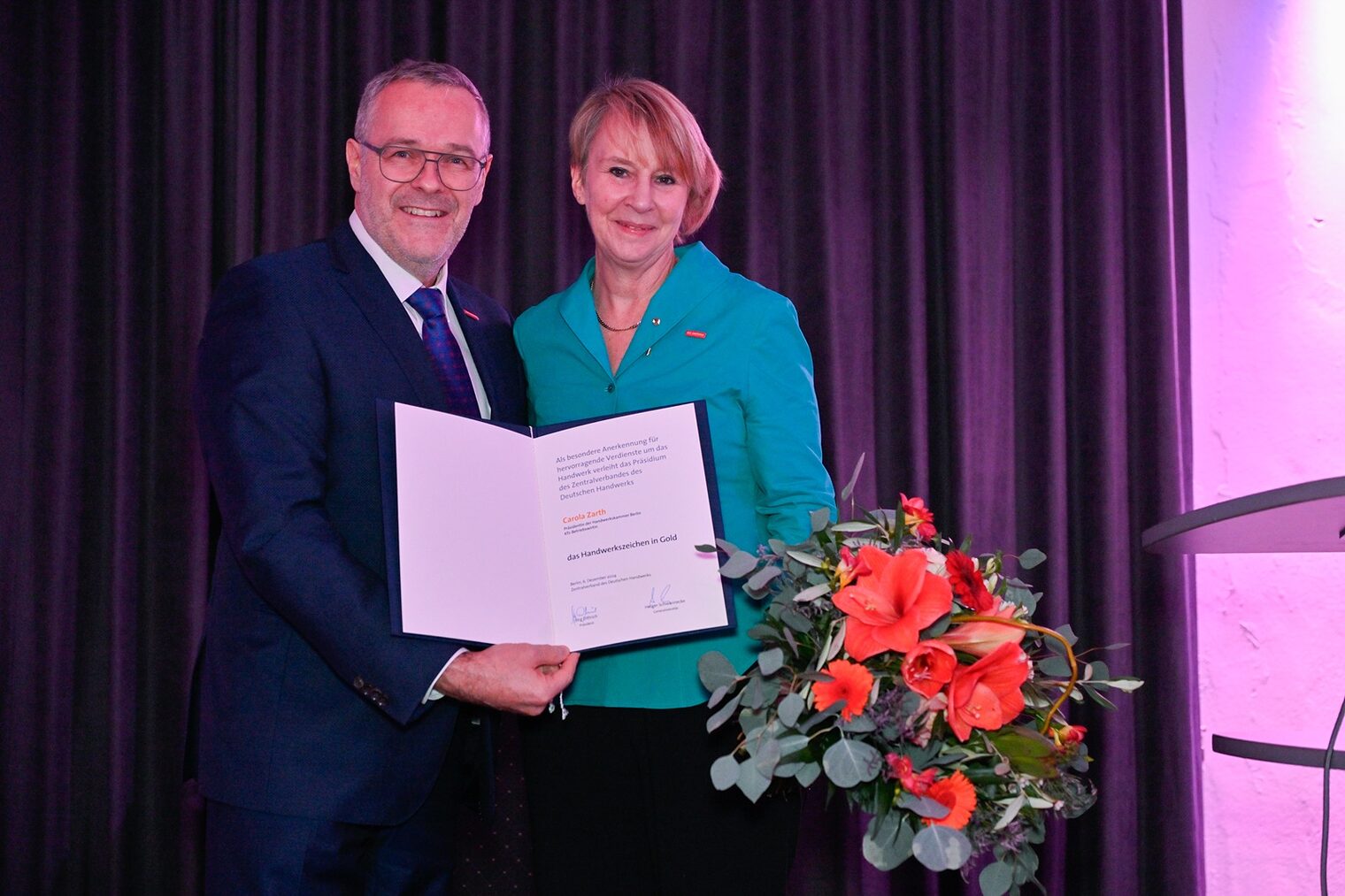 J. Dittrich, Präsident des Zentralverbands des Deutschen Handwerks (ZDH), übergibt der Präsidentin der Handwerkskammer Berlin, C. Zarth, das Handwerkszeichen in Gold.