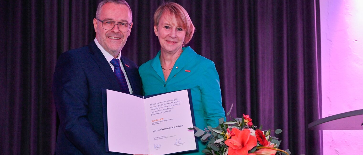 J. Dittrich, Präsident des Zentralverbands des Deutschen Handwerks (ZDH), übergibt der Präsidentin der Handwerkskammer Berlin, C. Zarth, das Handwerkszeichen in Gold.