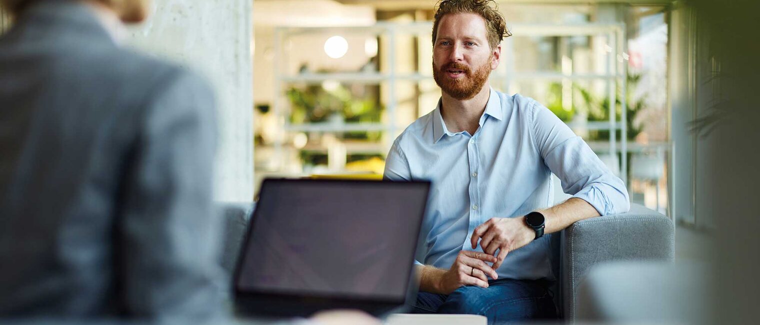Eine Person lässt sich von einer anderen Person rechtlich Beraten.