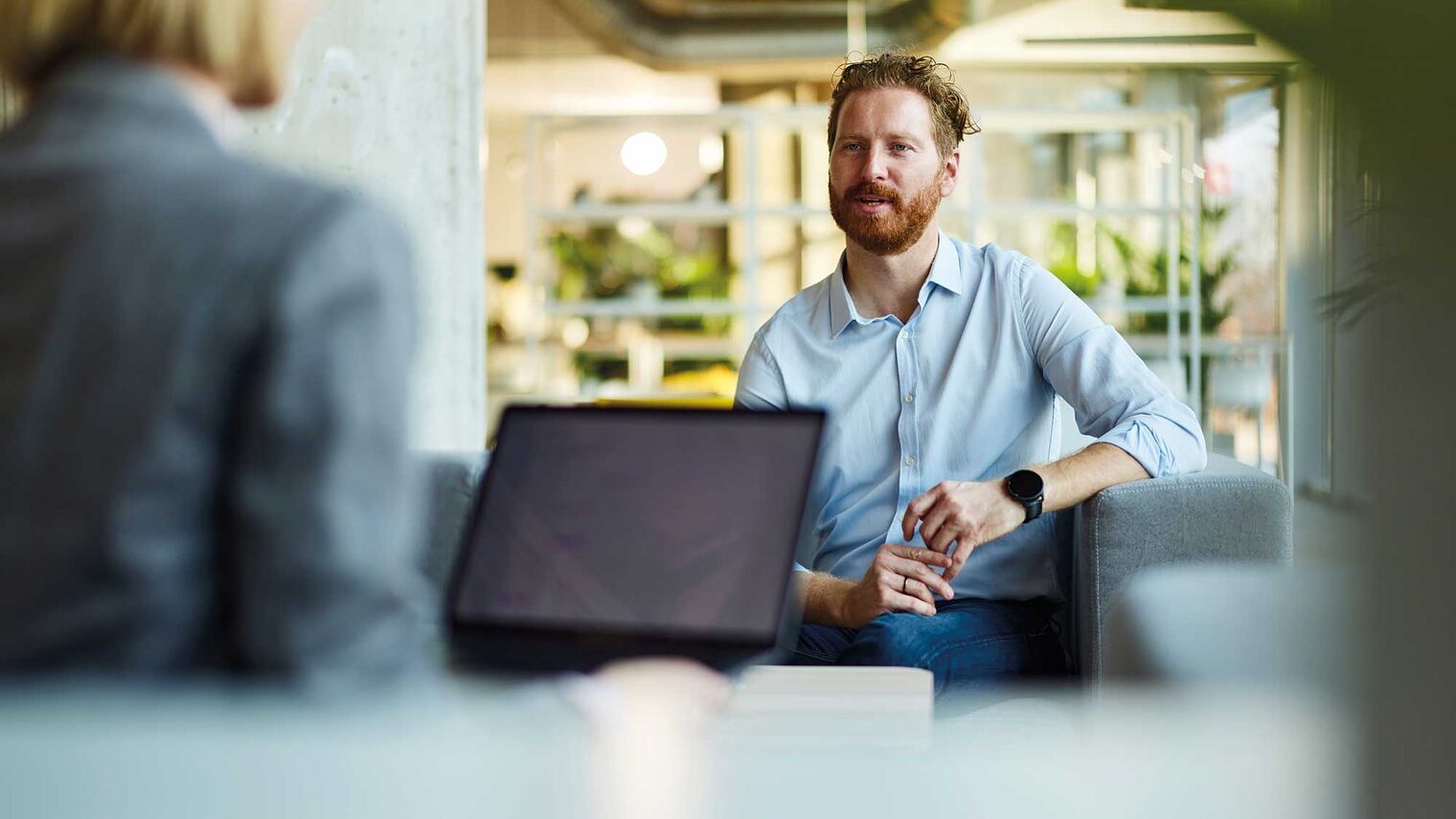 Eine Person lässt sich von einer anderen Person rechtlich Beraten.