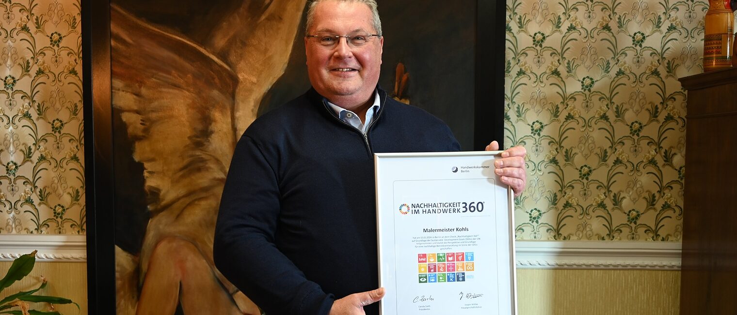 Geschäftsführer Peter Kohls mit seiner Nachhaltigkeitsurkunde 