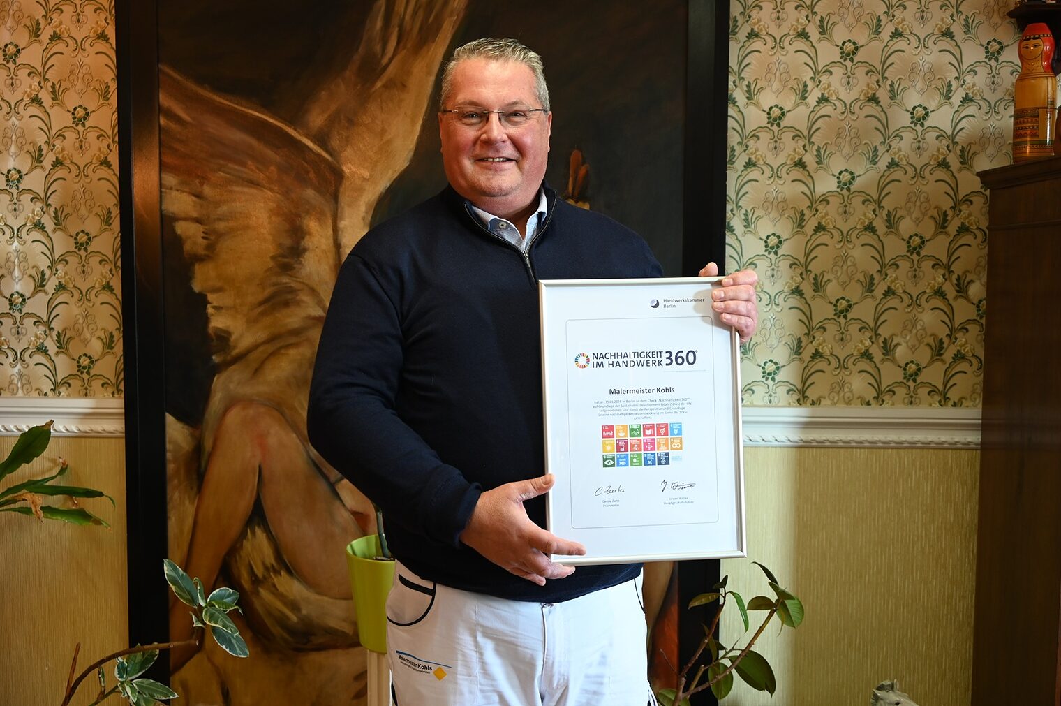 Geschäftsführer Peter Kohls mit seiner Nachhaltigkeitsurkunde 