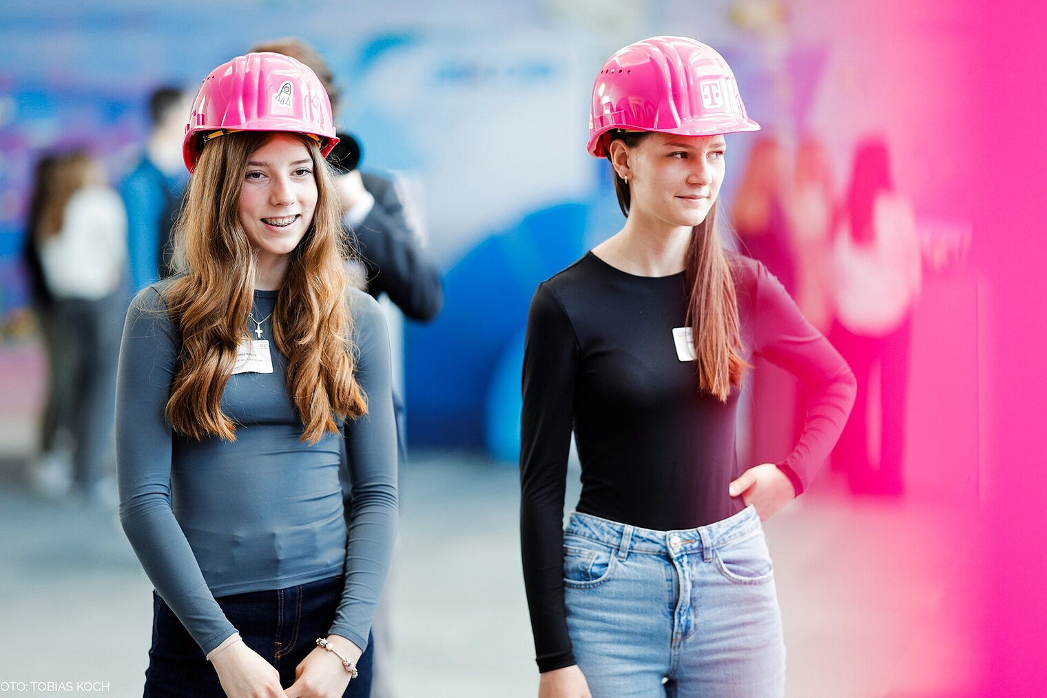 Zwei Mädchen mit Rosa-Schutzhelmen beim Girls’ Day 2025 im Bundeskanzleramt