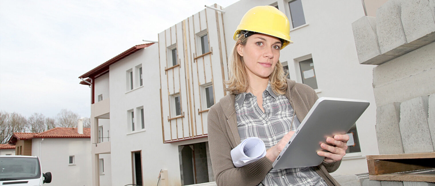 Bau, Baustelle, Frau, Geschäft, Sicherheitshelm, Arbeit, Vorgesetzte, Architekt, Handwerker, Ingenieur, Baustelle, Beruf, Vorarbeiter, Bauarbeiter, Laptop