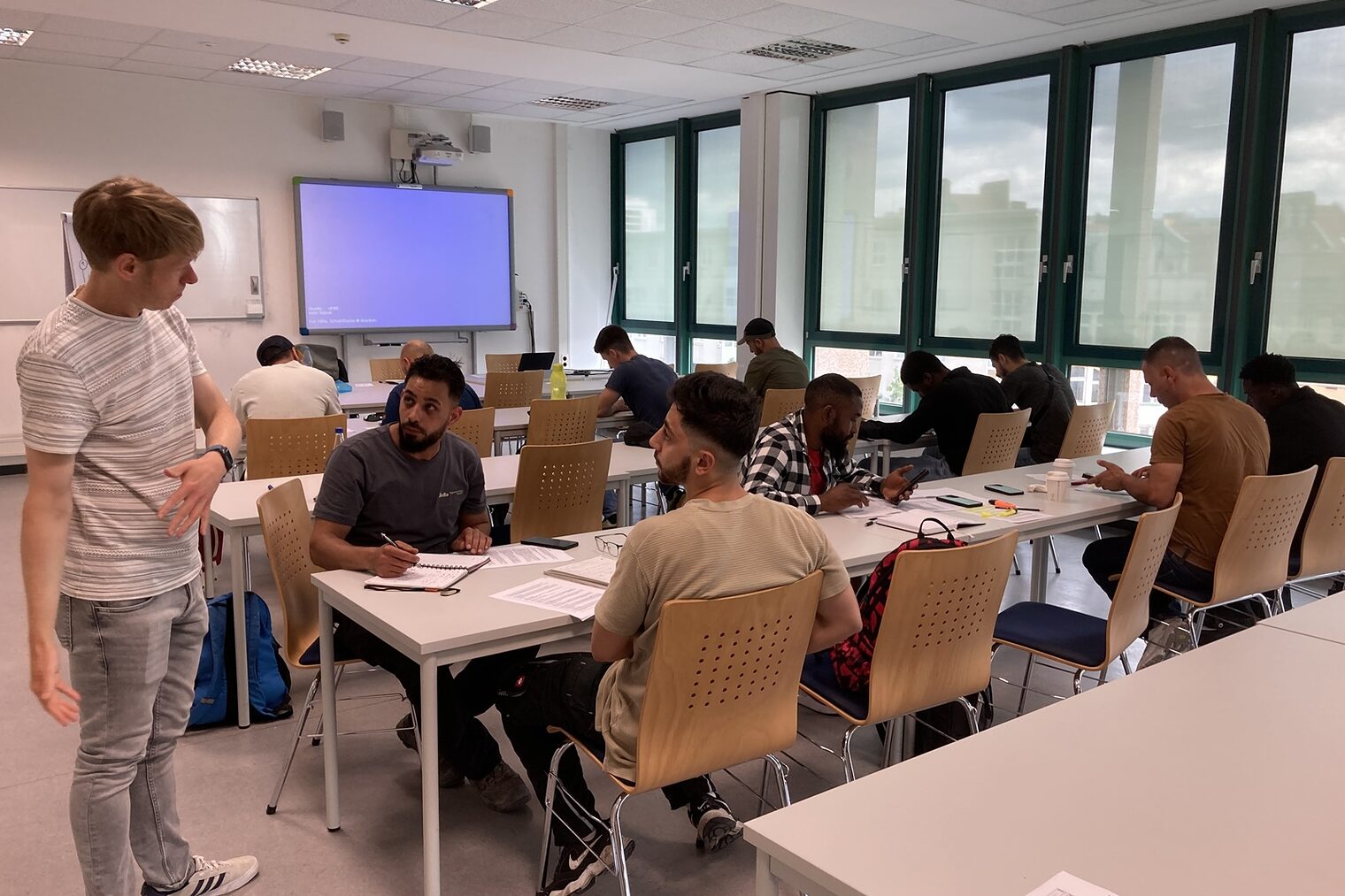 Azubi Akademie Deutschkurs, Teilnehmende an den Tischer und der Seminarleiter