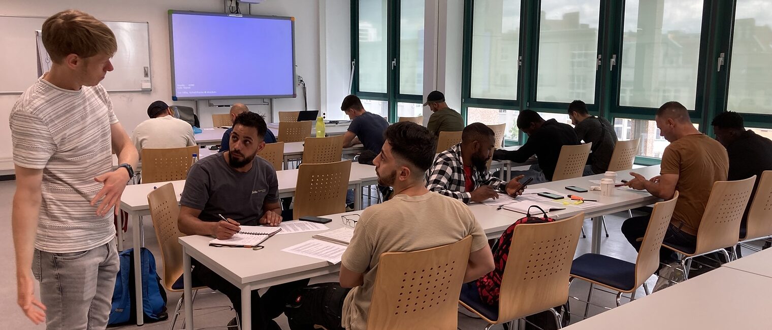 Azubi Akademie Deutschkurs, Teilnehmende an den Tischer und der Seminarleiter