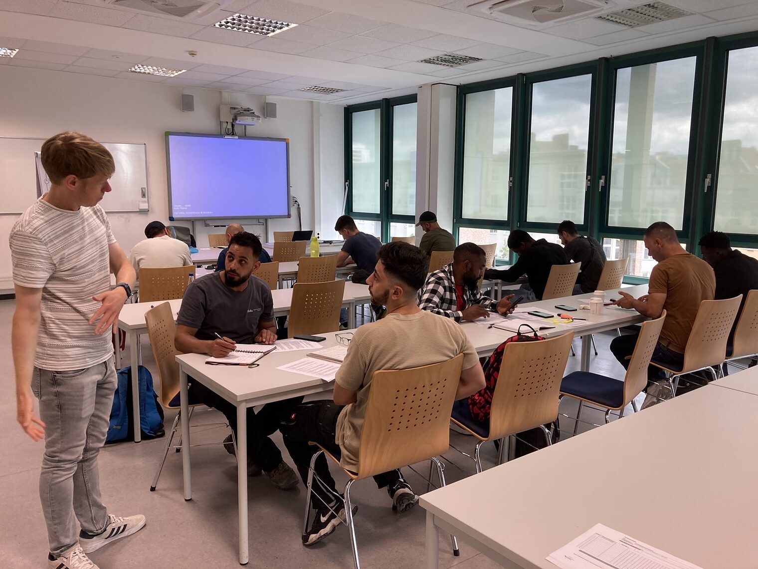 Azubi Akademie Deutschkurs, Teilnehmende an den Tischer und der Seminarleiter