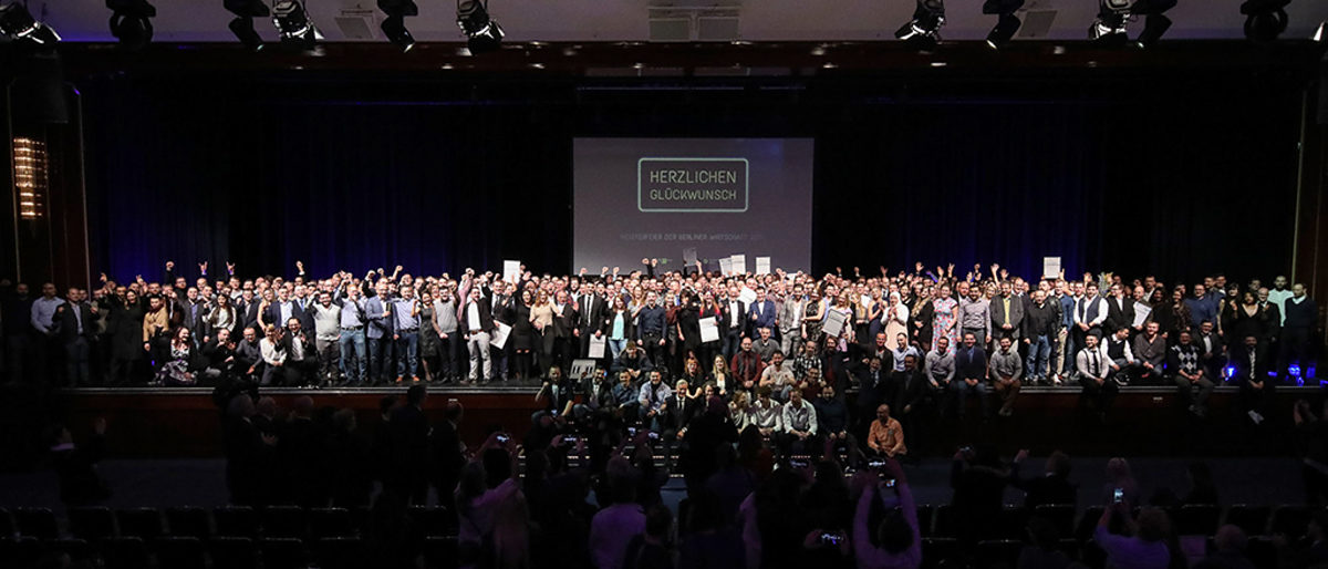 Gruppenbild mit allen Jungmeisterinnen und Jungmeister 2018/2019 Meisterfeier der Berliner Wirtschaft, Ausbildung, Meisterprüfung, Feier, Hotel Maritim, Berlin, Berliner Handwerk, Handwerkskammer Berlin, IHK Berlin