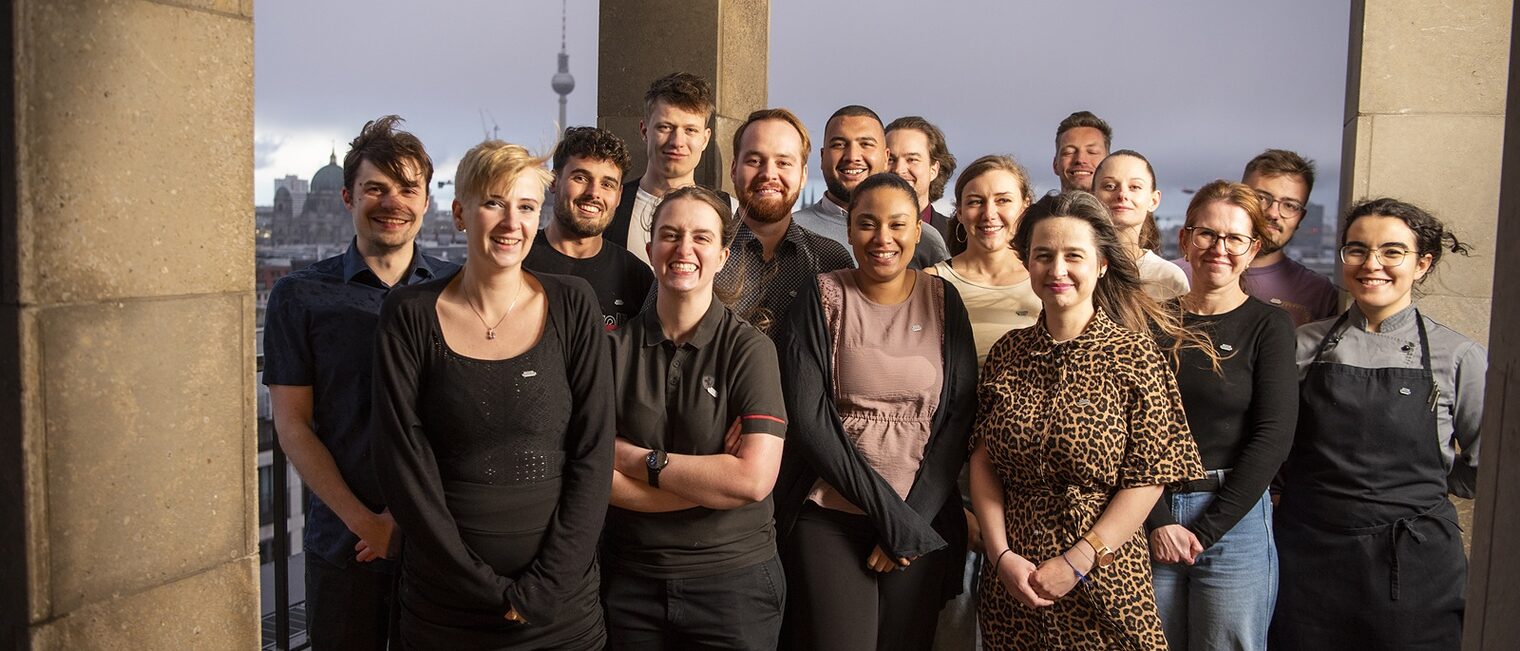 Gruppenbild Handwerksjunioren der Handwerkskammer Berlin. Im Hintergrund - der Fernsehturm am Alexanderplatz.