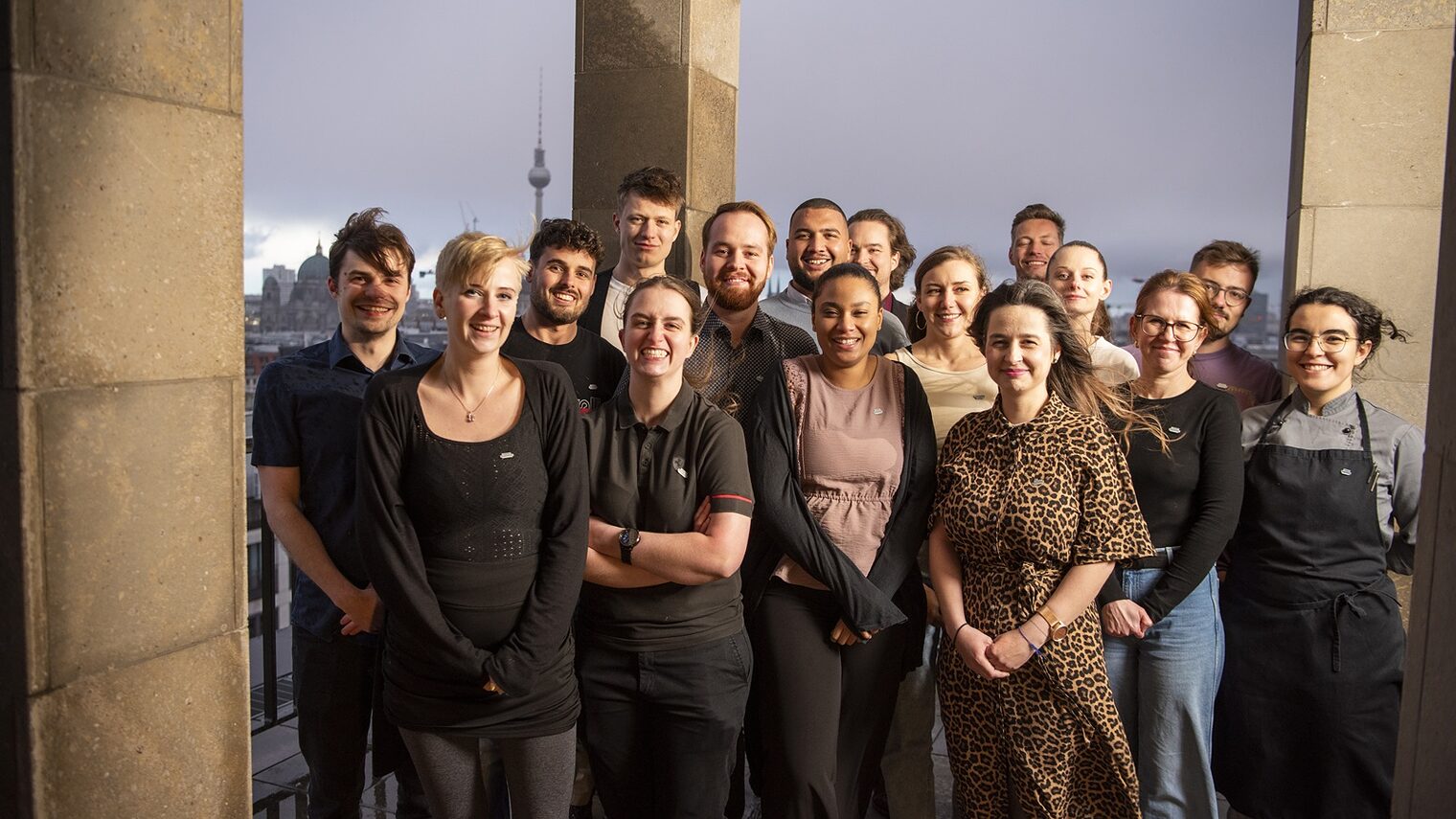 Gruppenbild Handwerksjunioren der Handwerkskammer Berlin. Im Hintergrund - der Fernsehturm am Alexanderplatz.