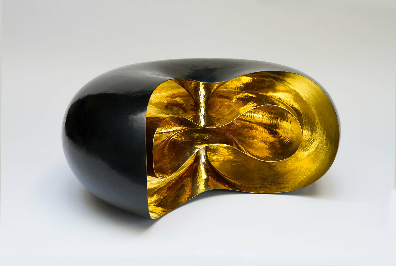 Eine goldschwarze Skulptur von Nathanaël Le Berre - Ausstellungsstück von "The Art of Making" im Petit Palais Paris 2026