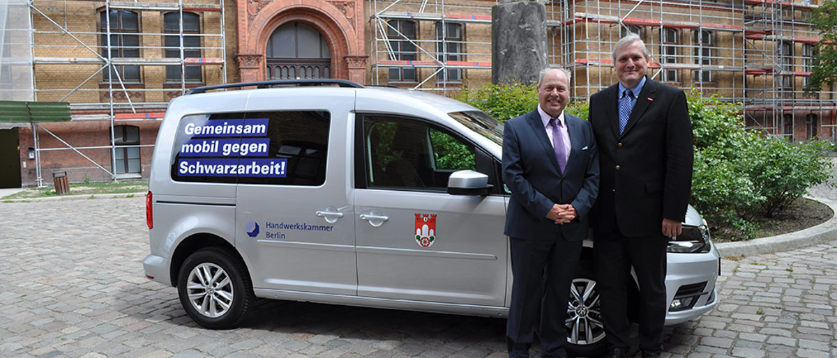 Daniel Krüger, Stadtrat für Umwelt und öffentliche Ordnung, und Jürgen Wittke, Hauptgeschäftsführer der Handwerkskammer Berlin Schwarzarbeit, Bekämpfung, Kooperation, Handwerkskammer Berlin, Ahndungsstelle für Ordnungswidrigkeiten, Berlin, Berliner Handwerk