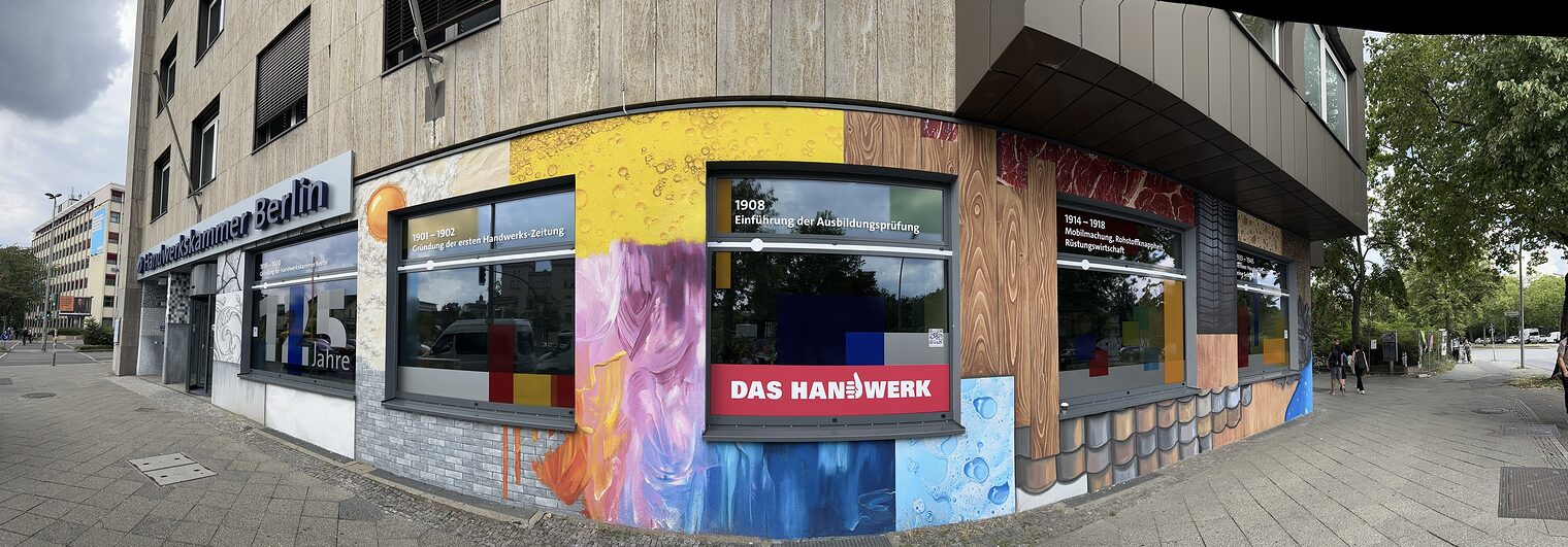Illusionsmalerei auf der Fassade der Handwerkskammer Berlin zum 125-jährigen Jubiläum 2025