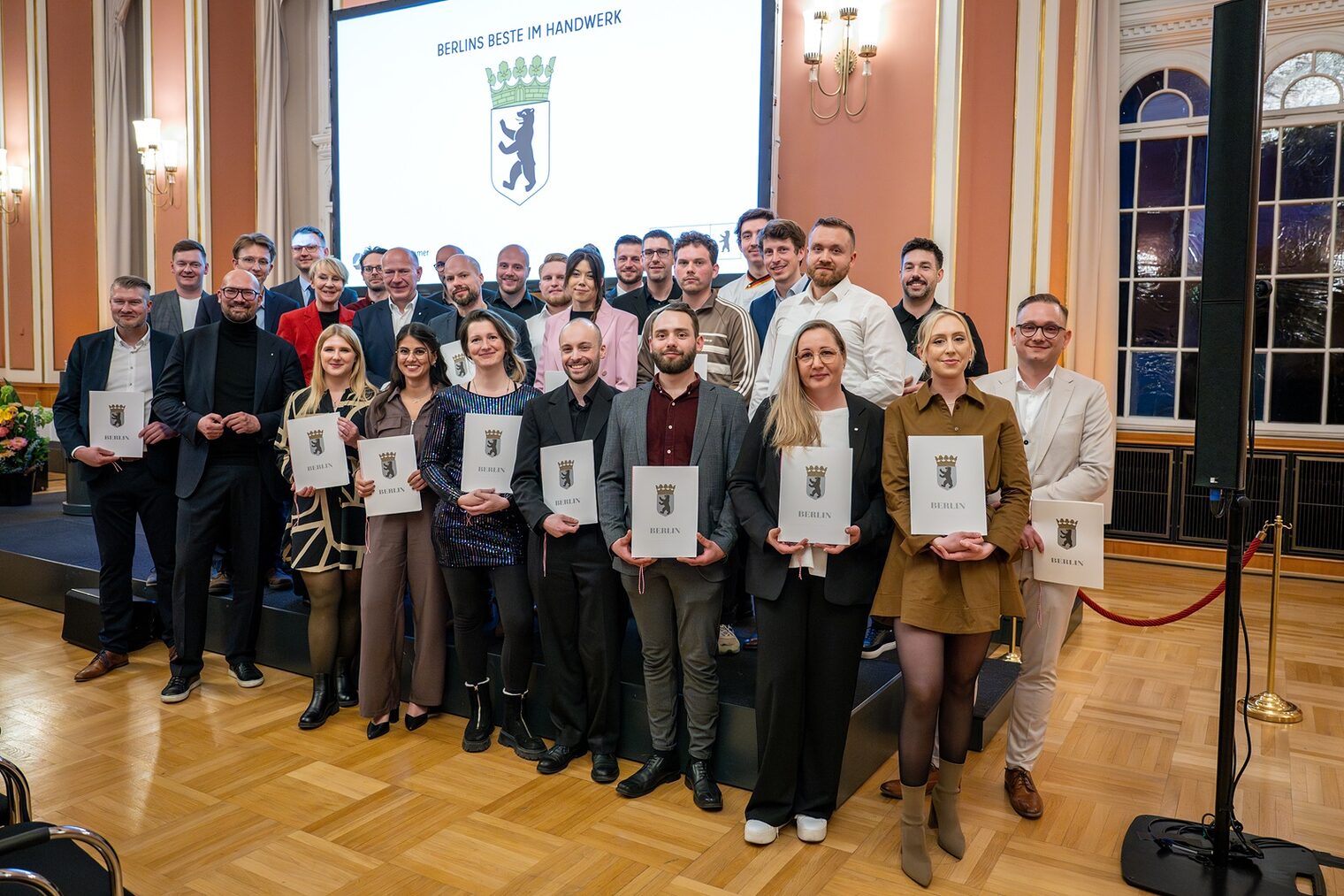 Kai Wegner, Regierender Bürgermeister von Berlin, und Carola Zarth, Präsidentin der Handwerkskammer Berlin, zeichnen am 20. April im Roten Rathaus die besten Meister*innen und Gesell*innen aus.