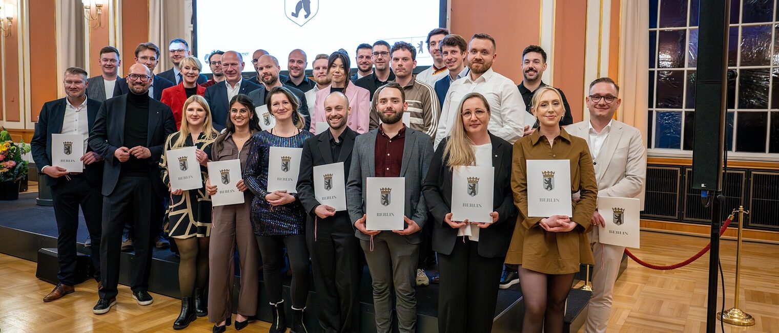 Kai Wegner, Regierender Bürgermeister von Berlin, und Carola Zarth, Präsidentin der Handwerkskammer Berlin, zeichnen am 20. April im Roten Rathaus die besten Meister*innen und Gesell*innen aus.
