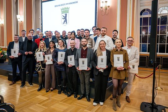 Kai Wegner, Regierender Bürgermeister von Berlin, und Carola Zarth, Präsidentin der Handwerkskammer Berlin, zeichnen am 20. April im Roten Rathaus die besten Meister*innen und Gesell*innen aus.