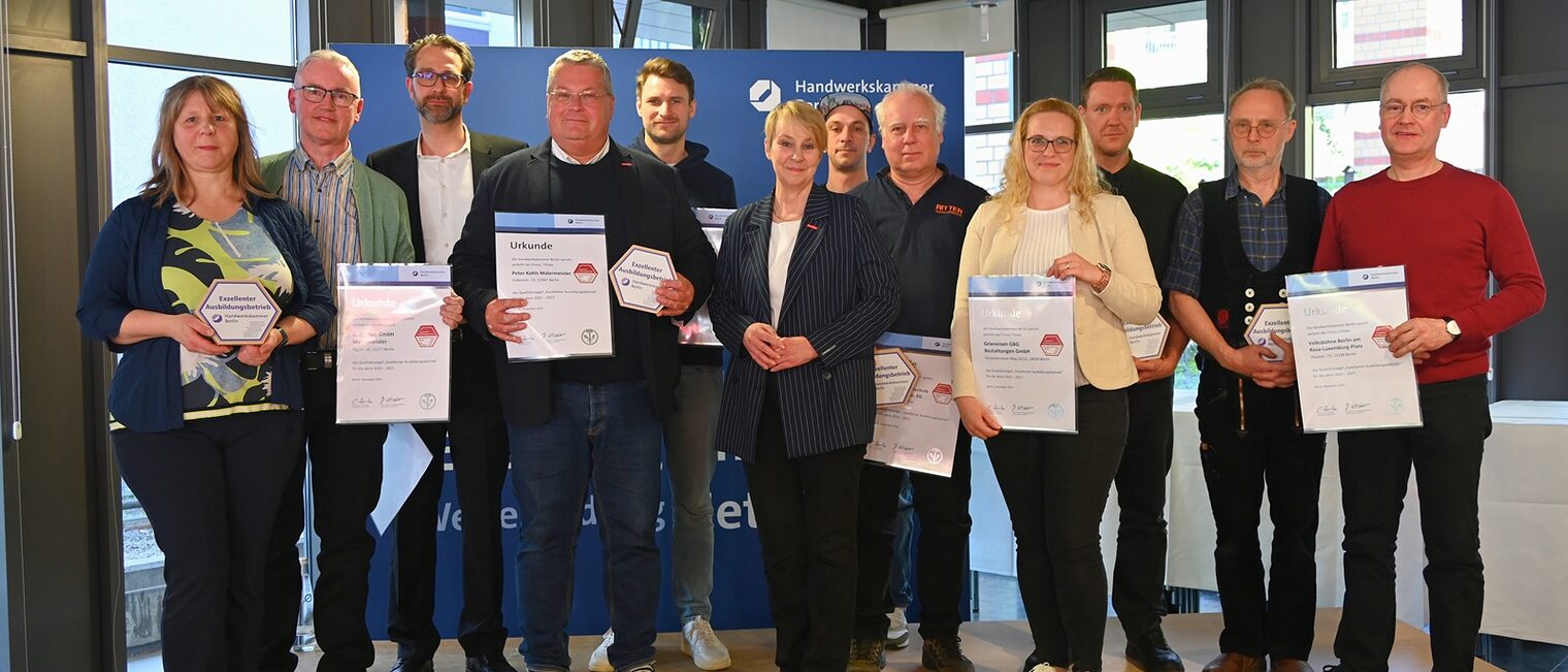 Gruppenbild: Handwerkskammerpräsidentin Carola Zarth bei der Siegelverleihung 2025 in der Modeschule Berlin