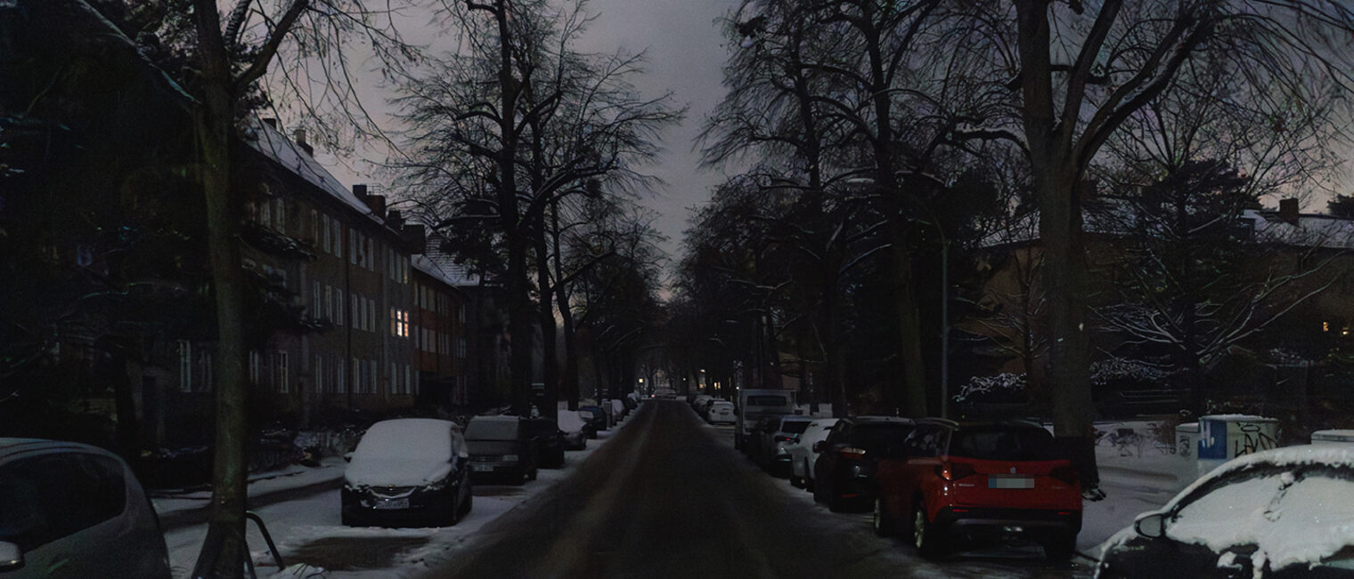 Stromausfall in Berlin am 6. Januar 2026: Steglitz-Zehlendorf. Die Straßenbeleuchtung ausgefallen. Geparkte Autos kaum zu erkennen.