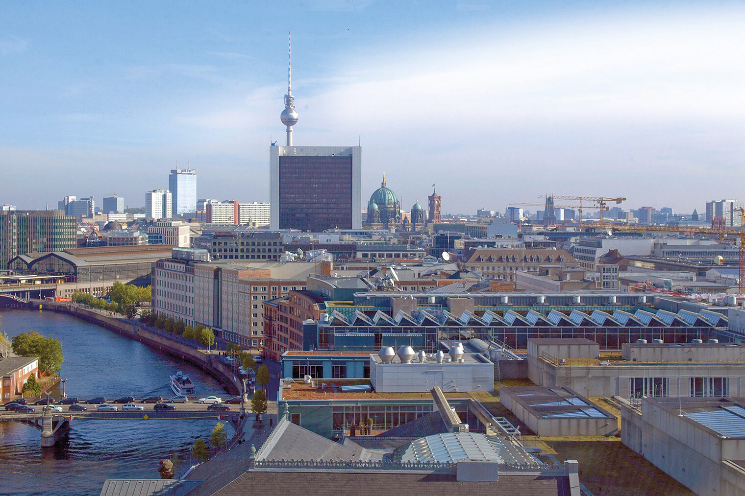 Blick auf Berlin aus der Vogelperspektive, viele Dächer haben eine PV-Anlage 