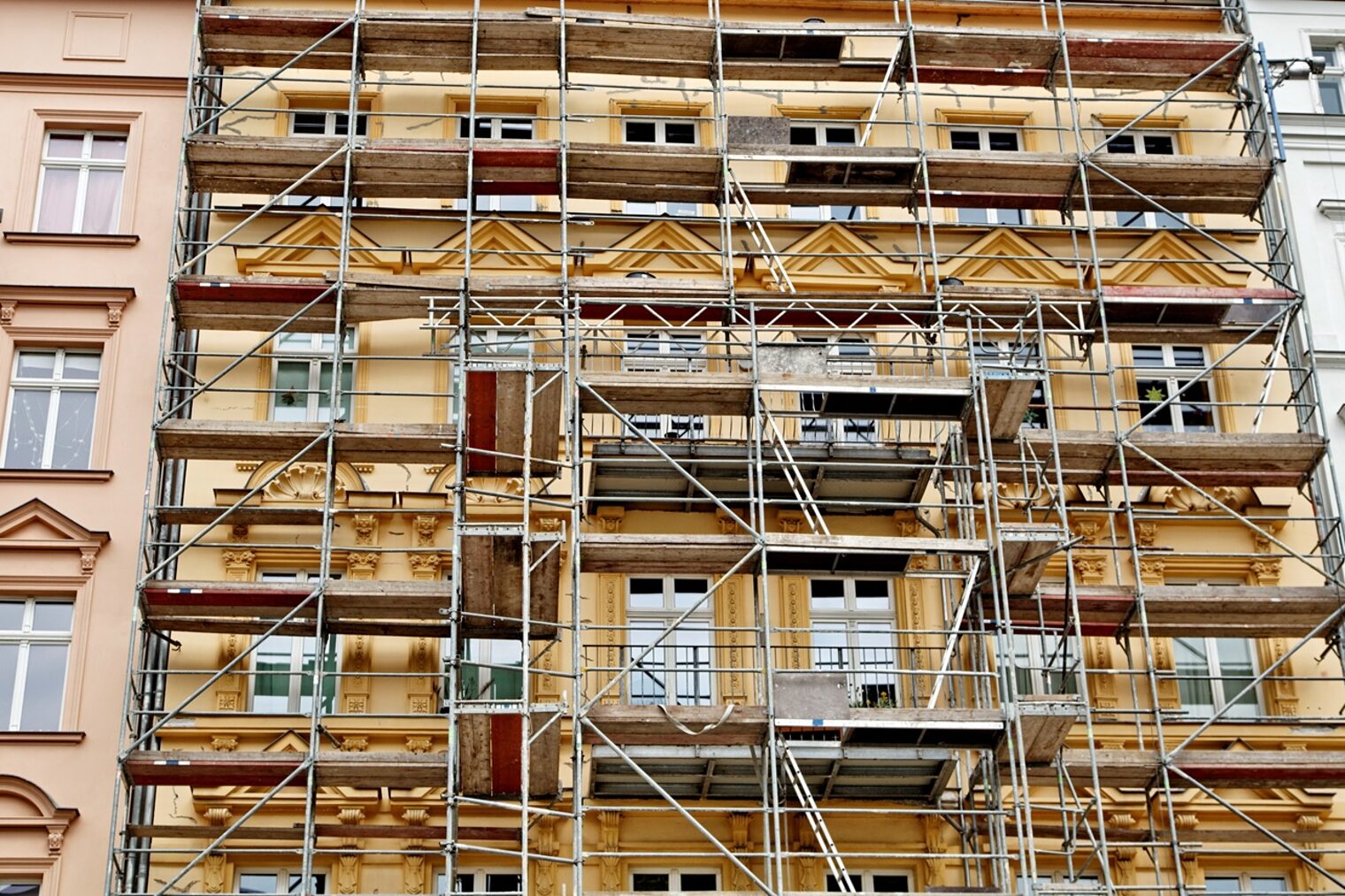 Mehrstöckiges Haus mit Baugerüst Artenschutz PM