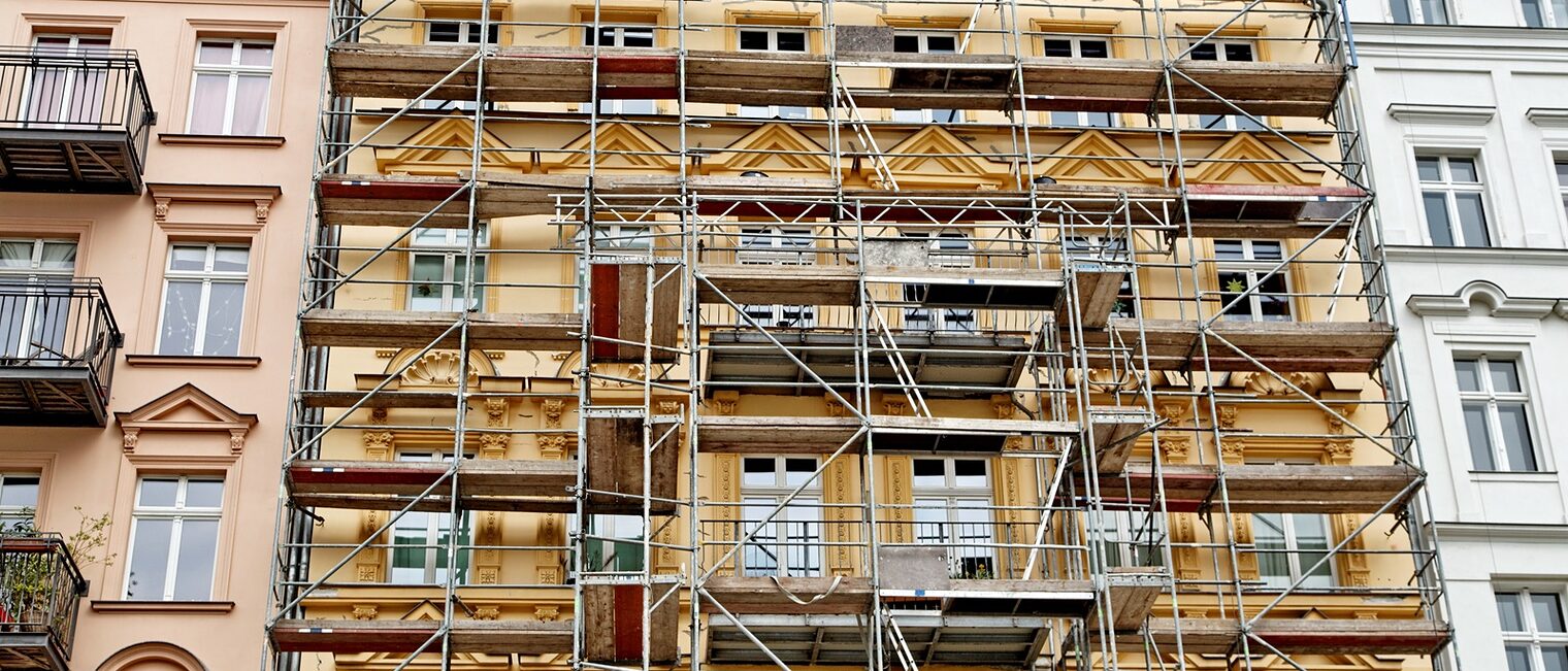 Mehrstöckiges Haus mit Baugerüst Artenschutz PM