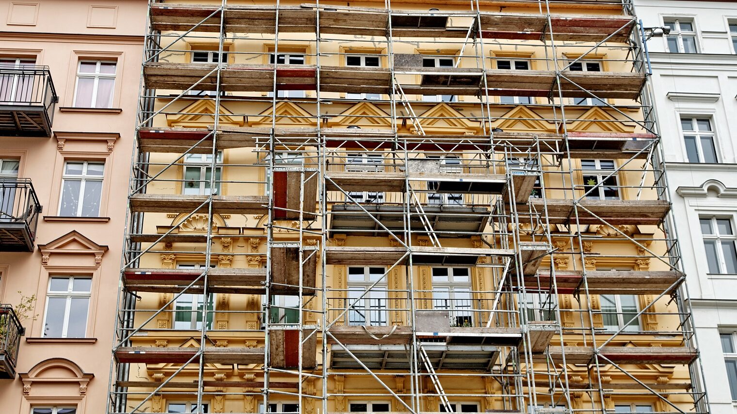 Mehrstöckiges Haus mit Baugerüst Artenschutz PM