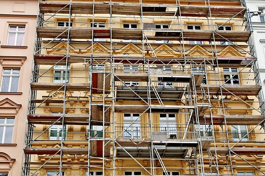 Mehrstöckiges Haus mit Baugerüst Artenschutz PM
