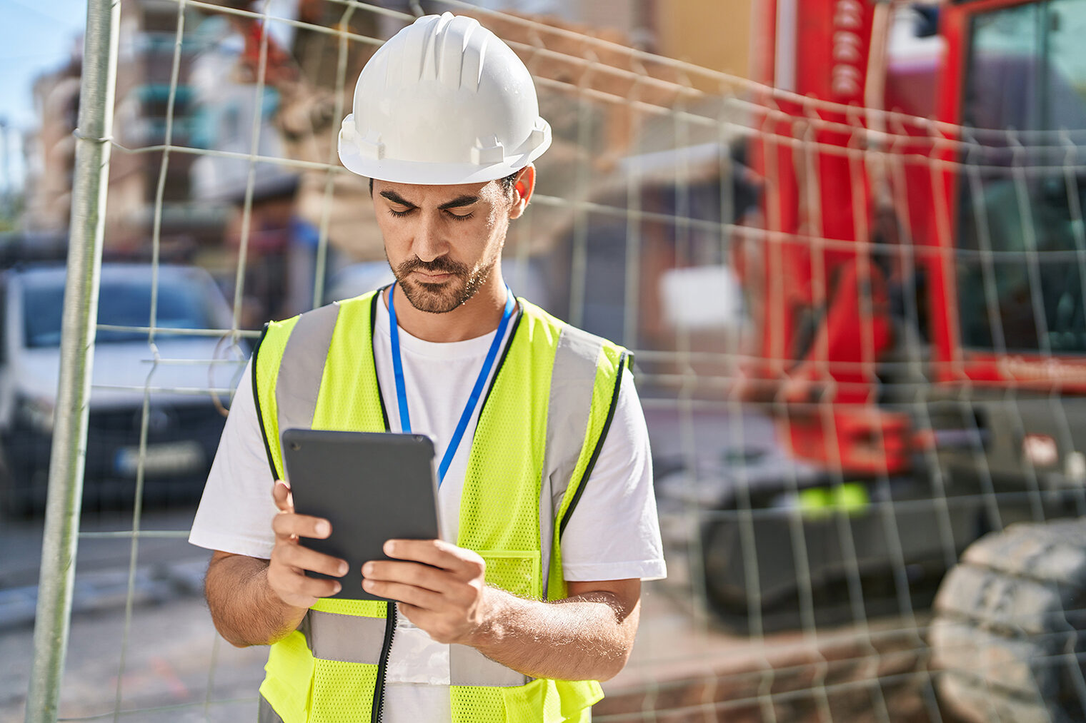 Bauarbeiter mit einem iPad auf einer Baustelle